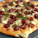 Red grape pizza with honey, rosemary and pecorino Recipe