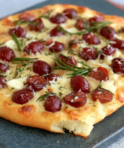 Red grape pizza with honey, rosemary and pecorino Recipe