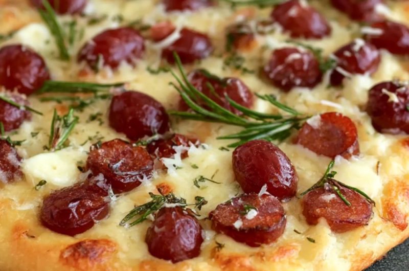 Red grape pizza with honey, rosemary and pecorino Recipe