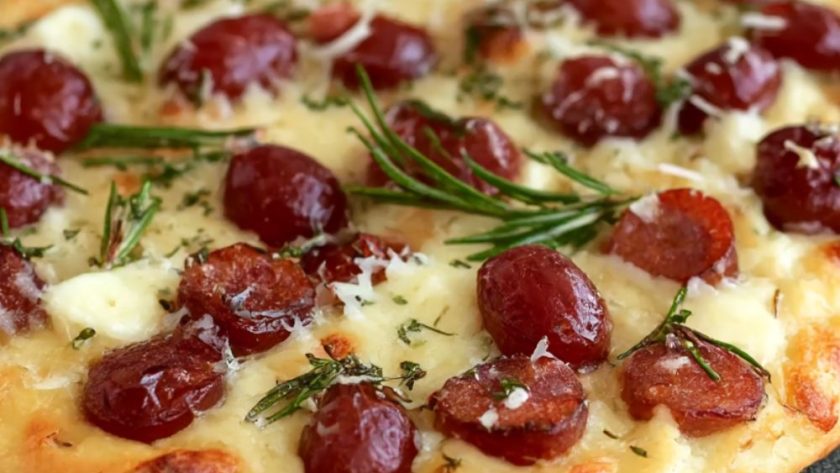 Red grape pizza with honey, rosemary and pecorino Recipe