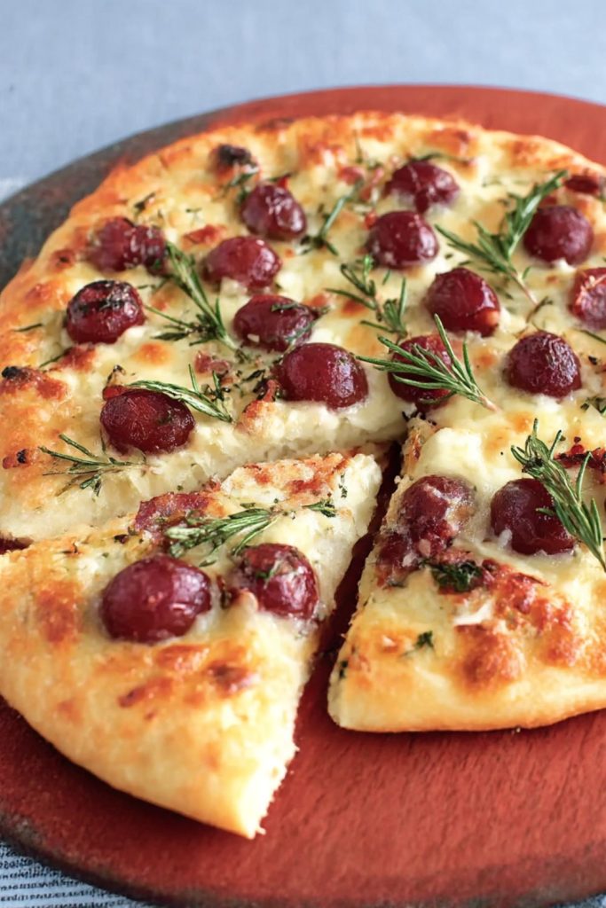 Red grape pizza with honey, rosemary and pecorino Recipe
